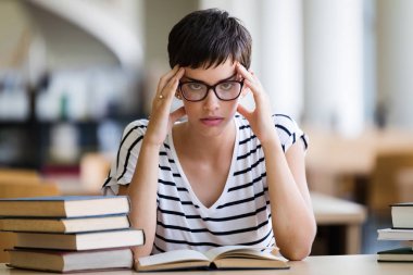 Genç öğrenci kız kazık kitap kütüphane Danışma eğitim vurguladı