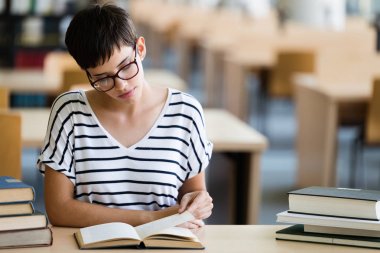 Genç öğrenci kız kazık kitap kütüphane Danışma eğitim vurguladı