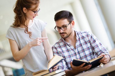 Mutlu insanlar birlikte bir kitaplıkta eğitim