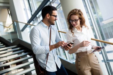 İş adamları iş yerinde eğleniyor ve sohbet ediyorlar.