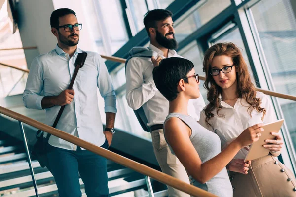 Retrato Dos Jóvenes Empresarias Atractivas Que Hablan Sobre Descanso Del —  Fotos de Stock