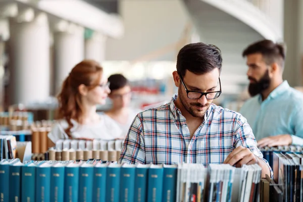 年轻的男学生 在大学图书馆的肖像 — 图库照片