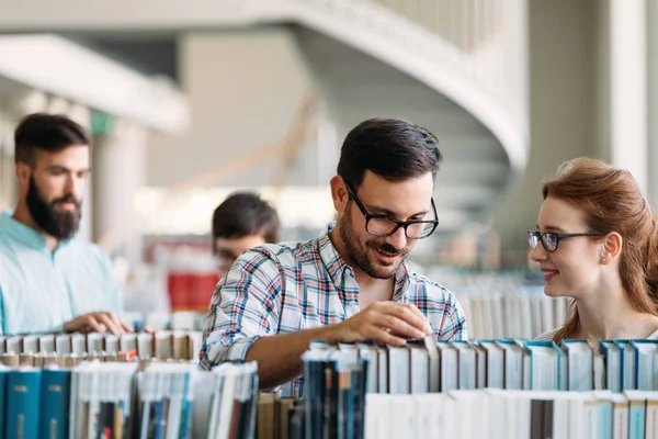 Jovens Estudantes Atraentes Que Passam Tempo Biblioteca Universitária — Fotografia de Stock