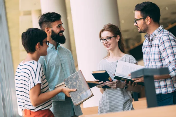Grupa Młodych Studentów Omawiając Bibliotece Uniwersyteckiej — Zdjęcie stockowe