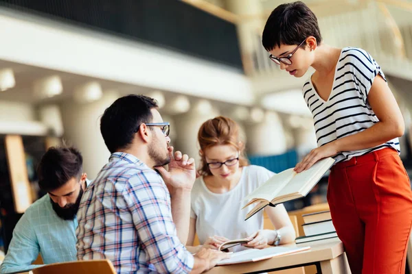 Grupa Studentów Studiuje Bibliotece — Zdjęcie stockowe