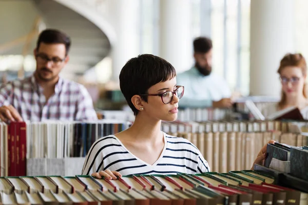 Hermosa Mujer Leyendo Libro Biblioteca —  Fotos de Stock