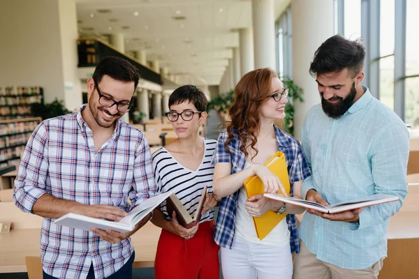 Grupp Studenter Som Studerar Biblioteket — Stockfoto