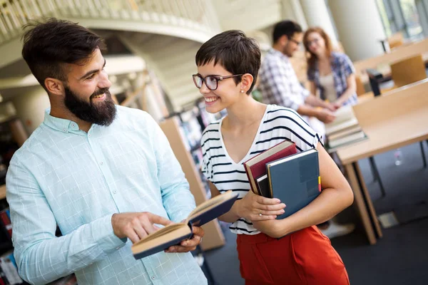 Grupo Estudiantes Universitarios Que Estudian Biblioteca —  Fotos de Stock