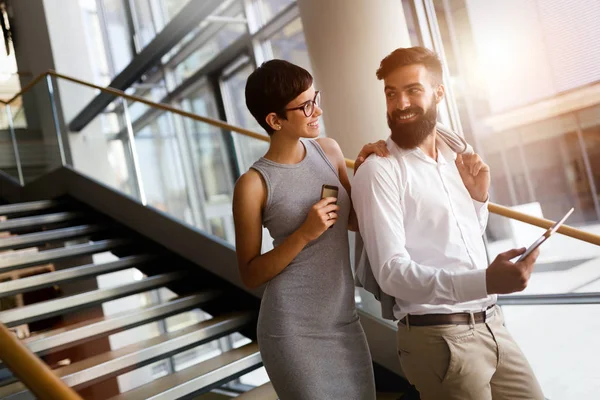 Collega Kijken Naar Tablet Kantoor Werkplek — Stockfoto