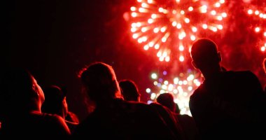 Kalabalık havai fişekleri izliyor ve geceleri kutlama yapıyor.