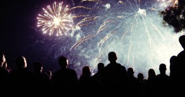 Kalabalık havai fişekleri izliyor ve geceleri kutlama yapıyor.