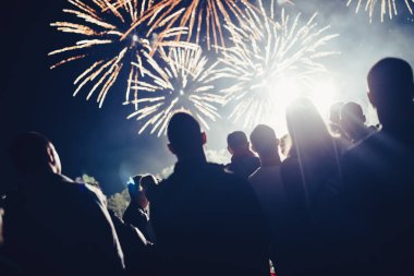 Kalabalık havai fişekleri izliyor ve geceleri kutlama yapıyor.