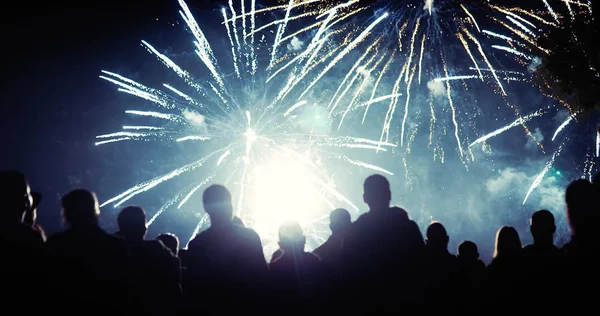 Πλήθος Παρακολουθεί Πυροτεχνήματα Και Γιορτάζει Νύχτα — Φωτογραφία Αρχείου