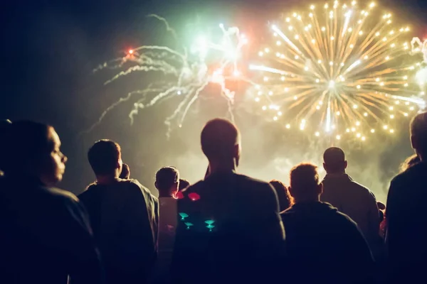 Publiek Kijken Naar Vuurwerk Feesten Nachts — Stockfoto