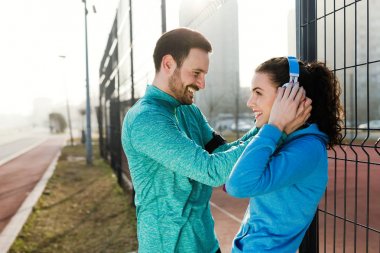 Çalışan ve şehirde eğitim mutlu çift