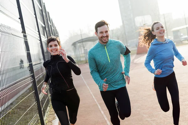 Groep Gezonde Sportieve Vastberaden Vrienden Samen Trainen Buiten — Stockfoto