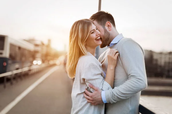Cuplu Sărutat Datând Bridge Timpul Apusului Soare — Fotografie, imagine de stoc
