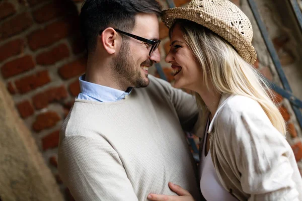 幸せな若いカップルは屋外で抱き合って笑っています — ストック写真