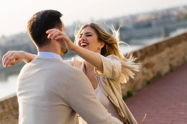 Gelukkige Paar Verliefd Knuffelen Glimlachend Buiten — Stockfoto