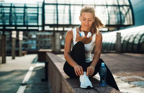 Imagem Jovem Atraente Mulher Fitness Feliz Intervalo — Fotografia de Stock