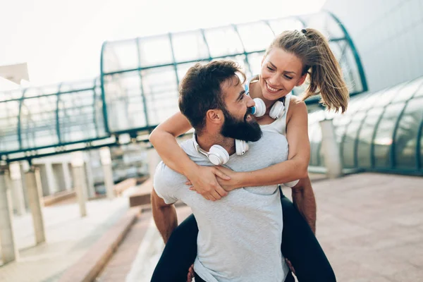 Retrato Jovem Atraente Casal Fitness Feliz Juntos Fora — Fotografia de Stock