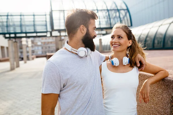 Retrato Jovem Atraente Casal Fitness Feliz Juntos Fora — Fotografia de Stock