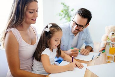 Mutlu aile harcama eğlenceli zaman birlikte evde