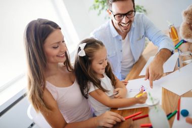 Mutlu aile harcama eğlenceli zaman birlikte evde