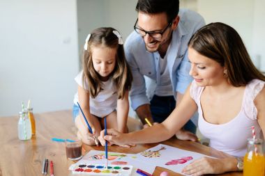 Mutlu aile harcama eğlenceli zaman birlikte evde