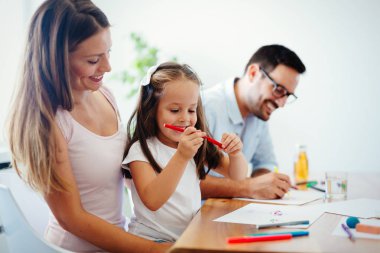 Birlikte mutlu ailesi harcama eğlenceli zaman evde
