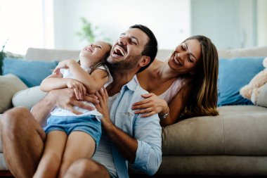 Birlikte mutlu ailesi harcama eğlenceli zaman evde