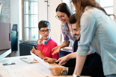 Startupteamwork beyin fırtınası toplantı kavramı. Proje üzerinde birlikte çalışan kişiler