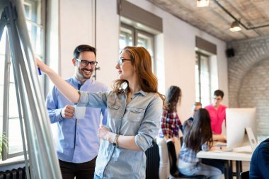 Fikirleri tartışmak ve ofiste beyin fırtınası şirket iş arkadaşları