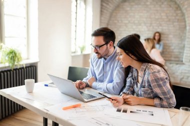 Resim birlikte modern ofisinde çalışan mimarlar