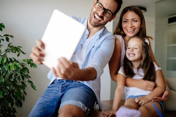 Família Feliz Divertindo Tirando Selfie Sua Casa — Fotografia de Stock