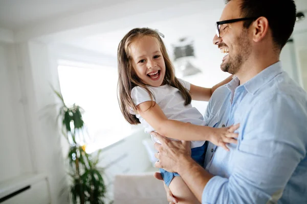 Porträt Von Vater Und Tochter Beim Gemeinsamen Spielen Hause — Stockfoto