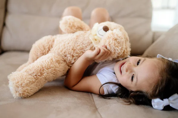 Carino Bambina Che Gioca Con Suo Orsacchiotto Giocattolo Preferito — Foto Stock