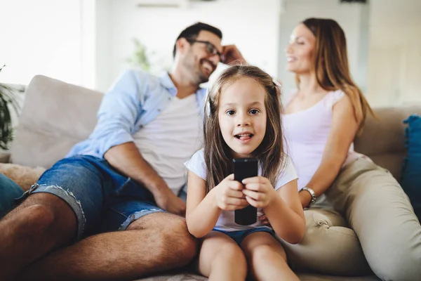 Νέοι Χαριτωμένο Κορίτσι Βλέποντας Τηλεόραση Τους Γονείς Της — Φωτογραφία Αρχείου