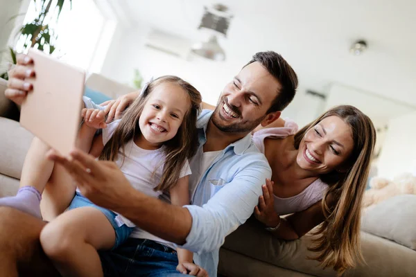 Glückliche Familie Die Gemeinsam Spaß Hause Hat — Stockfoto