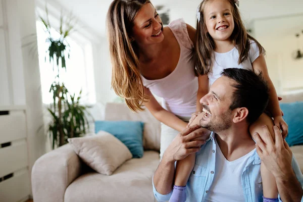 Familia Feliz Divirtiéndose Casa Juntos —  Fotos de Stock