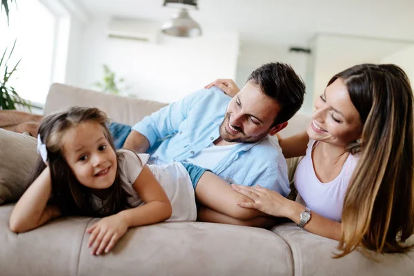 Gelukkige Familie Plezier Keer Samen Thuis — Stockfoto