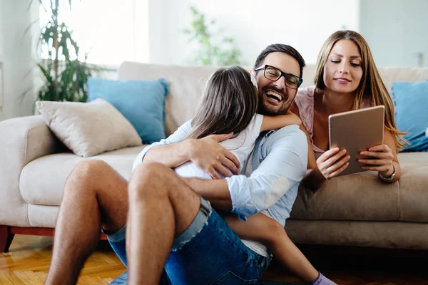 Happy Familiy Viettää Hauskaa Aikaa Yhdessä Kotona — kuvapankkivalokuva