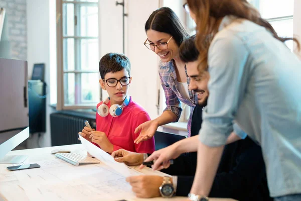 Startupteamwork beyin fırtınası toplantı kavramı. Proje üzerinde birlikte çalışan kişiler