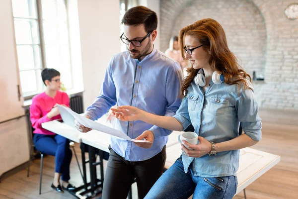 Felices Compañeros Trabajo Creativos Trabajando Oficina Diseño — Foto de Stock