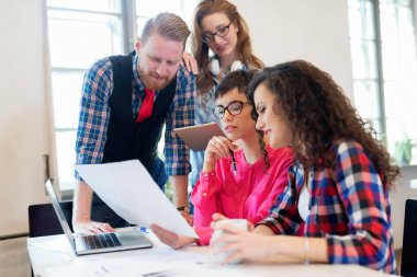 Startupteamwork beyin fırtınası toplantı kavramı. Proje üzerinde birlikte çalışan kişiler