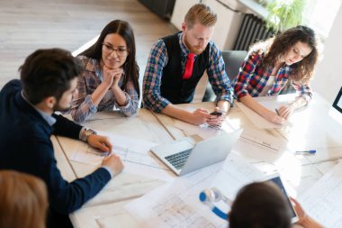 Startupteamwork beyin fırtınası toplantı kavramı. Proje üzerinde birlikte çalışan kişiler