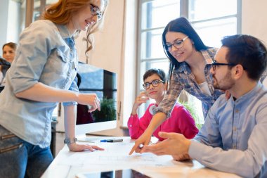 Bir grup mimar ve iş adamı birlikte çalışıyor ve beyin fırtınası yapıyorlar.