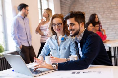 İş adamları ve iş proje üzerinde işbirliği mimarlar