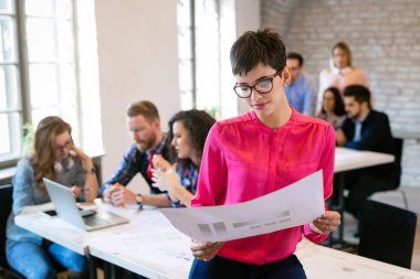 Grup genç bakış açısı Mimarlar proje belgeleri Office arıyorsunuz