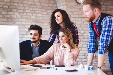 Bir grup mimar ve iş adamı birlikte çalışıyor ve beyin fırtınası yapıyorlar.